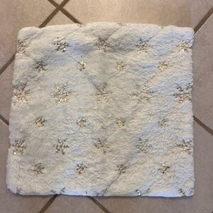 White and Gold Textured Pillow Cover